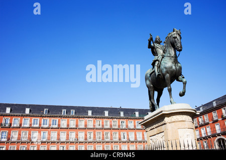 Bronze-Statue von König Philipp III gebaut im Jahre 1616 an der Plaza Mayor in Madrid, Spanien, Komposition mit Exemplar. Stockfoto