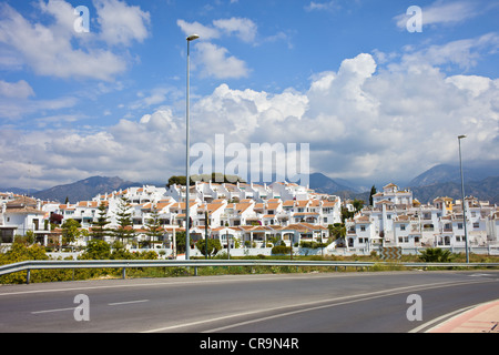 Weiße Dorf Punta Lara neben der Straße Calle Goya auf Costa Del Sol, in der Nähe von Resort Stadt Nerja in Spanien. Stockfoto