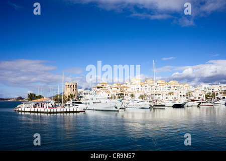 Luxuriöse Yachten in der Marina von Ferienort Puerto Banus Costa Del Sol, Andalusien, Südspanien. Stockfoto