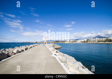 Langen Pier am Mittelmeer in Puerto Banus, Costa Del Sol, Andalusien, Spanien. Stockfoto