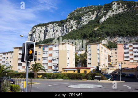 Appartementhäuser am Fuße der Felsen von Gibraltar. Stockfoto