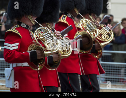 Scots Guards Marching Band. Die Farbe des Geburtstags der Königin zu feiern. Die Mall, London, UK. Stockfoto