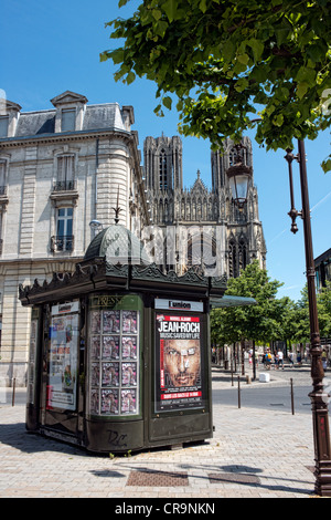 Ein Pissoir jetzt verwendet ausschließlich für Werbezwecke in einer Straße von der Kathedrale Notre Dame, Reims übersehen Stockfoto