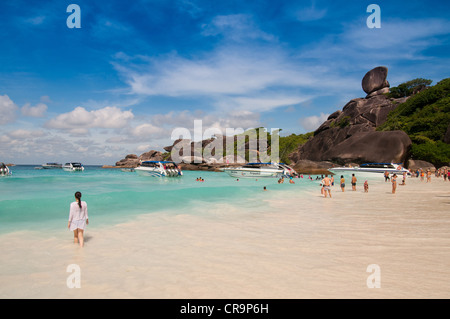 Similan Island #8 mit Sail Rock und weißen Sandstrand Stockfoto