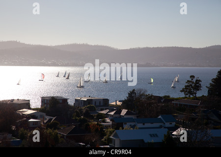 Malerische Aussicht auf Berg mit Boote am Fluss, Wohnstrukturen im Vordergrund, Hobart, Tasmanien, Australien Stockfoto