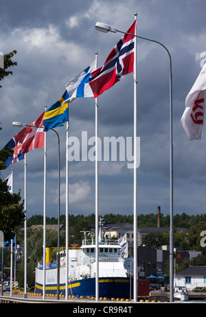 Flaggen der nordischen Länder (von links nach rechts Island, Dänemark, Schweden, Finnland und Norwegen) fliegen im Hafen von Oskarshamn Stockfoto