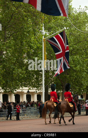 Officer wachen auf der Mall während Trooping die Farbe London montiert Stockfoto