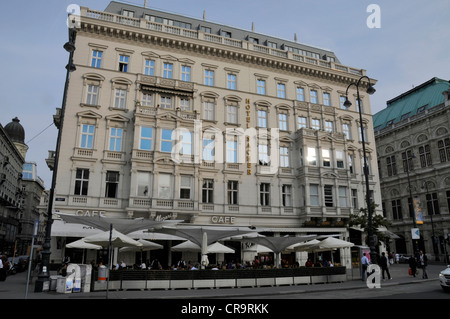 Das Café Mozart befindet sich im selben Gebäude wie das Hotel Sacher am Albertinaplatz in Wien, Österreich. Stockfoto