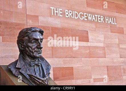 Skulptur / Büste von Sir John Barbirolli (von Byron Howard), außerhalb der Bridgewater Hall, Barbirolli Square, Manchester, UK Stockfoto