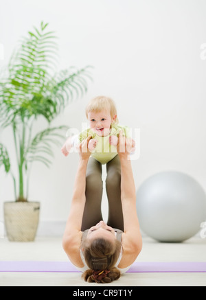 Mutter und Baby machen Gymnastik Stockfoto