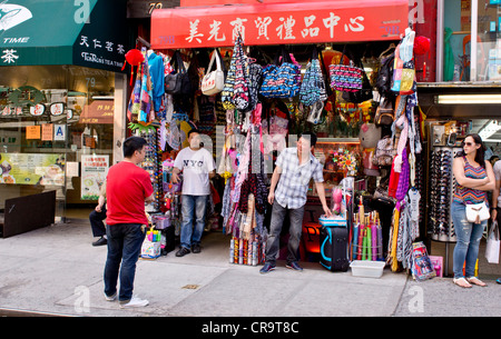Ein Tourist Souvenir-Shop in der Mott Street in Chinatown in New York City Stockfoto