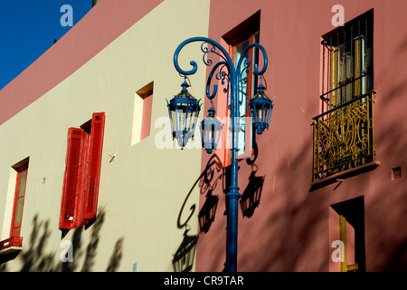 Schatten auf die gestrichenen Wände des Viertels La Boca in Buenos Aires, Argentinien. Stockfoto