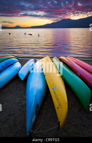 Kajaks am Ufer des Lake Quinault in Washington State Olympic National Park Stockfoto
