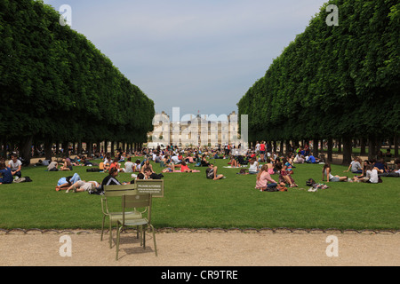 Die 60 Hektar großen Jardin du Luxembourg ist die beliebteste in Paris. Parisern und Besucher genießen die Rasenflächen an einem sonnigen Tag im Juni. Stockfoto