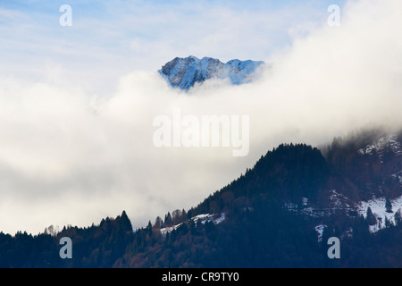 Schnee und Nebel bedeckt Gipfel in den Allgäuer Alpen Stockfoto