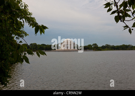 Blick auf das Jefferson Memorial von übers Wasser Stockfoto