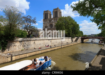 Kathedrale Notre-Dame und der Seine, Paris. Erbaut zwischen 1163 und 1330. Parisern genießen Sie den Fluss an einem sonnigen Tag. Stockfoto