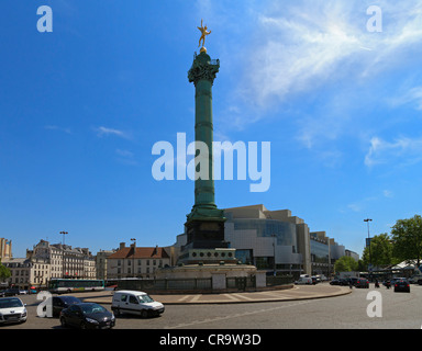 Colonne de Juillet und Opera de Paris Bastille. Die 170 ft Bronze-Spalte wird durch eine Statue der "Genius of Liberty" gekrönt. Stockfoto