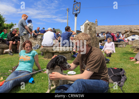 Authentische Szene mit Kunden sitzen in belebten Biergarten von Square und Compass Country Village Pub Lifestyle. Worth Matravers Purbeck Dorset UK Stockfoto