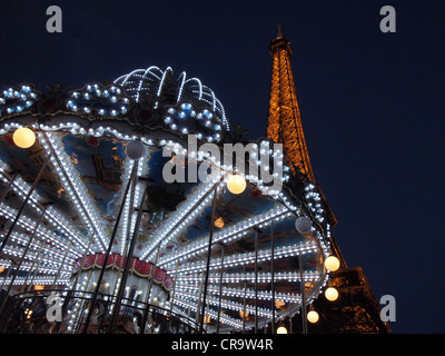 Nachtansicht der Eiffel-Turm und Karussell, Paris, Frankreich, 12. Mai 2012, © Katharine Andriotis Stockfoto