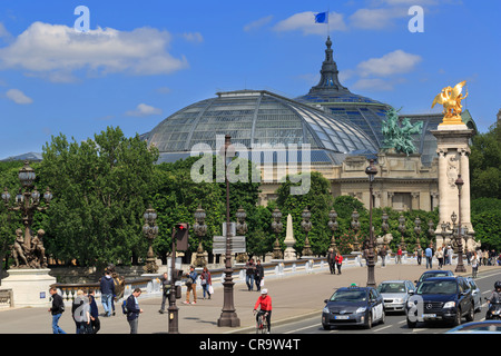 Pont Alexandre III mit dem Glasdach des Grand Palais im Hintergrund, Paris. Stockfoto