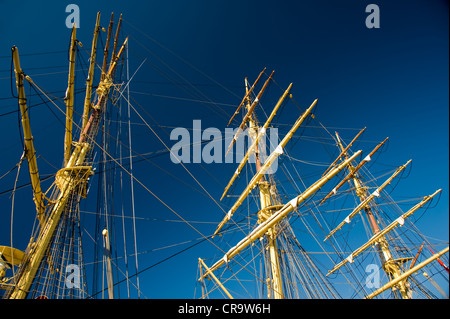 Gelbe Mast auf einer alten hölzernen Segelschiff vor einem strahlend blauen Himmel Stockfoto