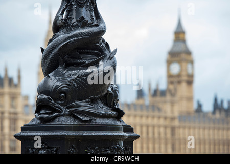 Fisch-Detail auf der Lampe Pfosten entlang der Southbank. London Stockfoto