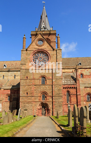 Weg zum südlichen Querschiff mit Rose Fenster und Türen in 12thc St. Magnus Kathedrale mit roten und gelben Sandstein in Kirkwall Stockfoto