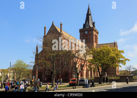 Straßenszene in Kirk Green mit Bäume außerhalb St. Magnus Kathedrale voll mit Touristen Kirkwall Orkney Festland Schottland Stockfoto