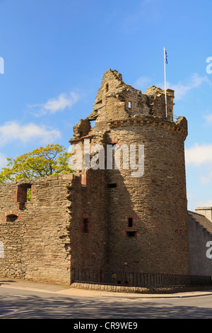 Überreste der Runde Turm oder Moosie Toor und 12. Jahrhundert Bischofspalast Ruinen in Kirkwall, Orkney Festland, Schottland, Großbritannien. Stockfoto