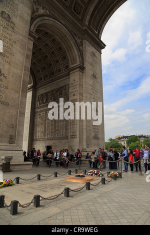 Grab des unbekannten Soldaten unter dem Arc de Triomphe, Paris. Stockfoto