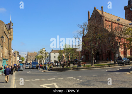 Straßenszene in Kirk Green außerhalb St. Magnus Kathedrale in der Hauptstadt. Kirkwall-Orkney Islands-Schottland-Großbritannien Stockfoto