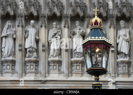Lampe vor Steinskulpturen in der Westminster Abbey. London. England Stockfoto