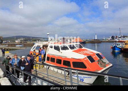 Amerikanische Touristen aussteigen Caribbean Princess Kreuzfahrt Schiff Landungsboote Ankunft im Hafen von Kirkwall Orkney Festland besuchen Stockfoto