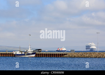 Großes Kreuzfahrtschiff Caribbean Princess festgemacht Außenwand Hafen während des Besuchs der Orkneys. Kirkwall, Orkney Inseln, Schottland Stockfoto