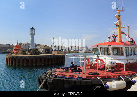 Kirkwall Bay pilot Schiff und Leuchtturm an der Hafeneinfahrt in Kirkwall, Orkney Inseln, Schottland, Großbritannien. Stockfoto