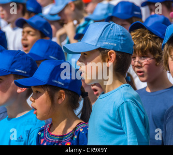 Paris, Frankreich, Öffentliche Veranstaltungen, Frühlingsmusikfestival, 'Fete de la Musique', Kinderchor, Aufführung draußen im Park, Gesang der Sekundarstufe Stockfoto