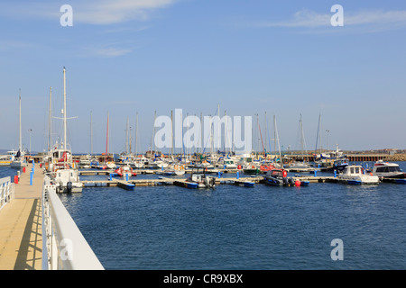 Gangway für Stege mit Freizeit Handwerk vor Anker in der Marina in Kirkwall, Orkney Inseln, Schottland, Großbritannien. Stockfoto