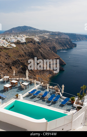 Lange Sicht die Caldera-Klippen über Luxus-Ferienwohnungen in Santorini Stockfoto