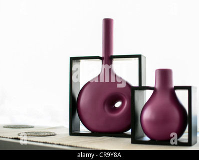 Moderne Vasen auf Regal Stockfoto