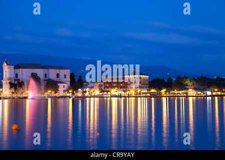 Seepromenade von Toscolano Maderno in der Abenddämmerung Stockfoto