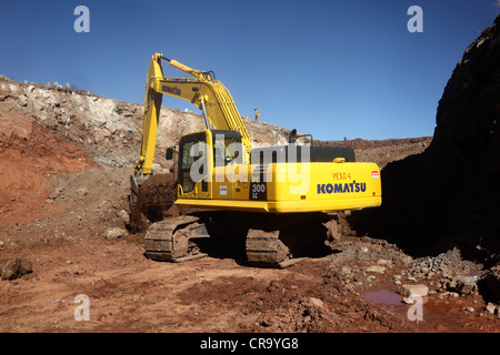 Ein Komatsu PC 300LC-Bagger, der bei einem Straßenbauprojekt im Hochland des Departements Potosi in Bolivien eingesetzt wird Stockfoto