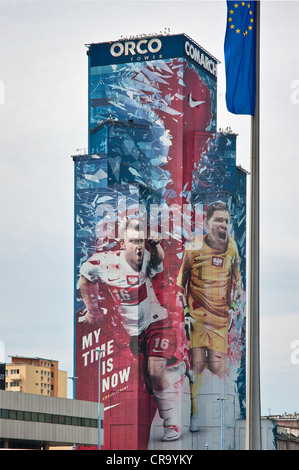 Große Nike Werbung zeigt polnischen Fußball-Stars, Blaszczykowski und Szczesny, über 27 Etagen ORCO Tower in Warschau, Polen Stockfoto