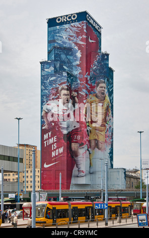 Große Nike Werbung zeigt polnischen Fußball-Stars, Blaszczykowski und Szczesny, über 27 Etagen ORCO Tower in Warschau, Polen Stockfoto