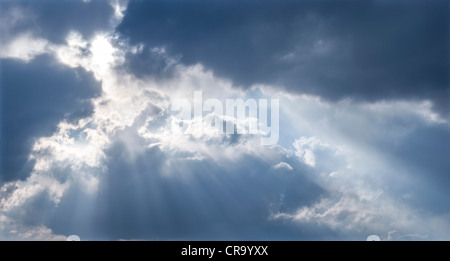 Sonne durch die Wolken Stockfoto