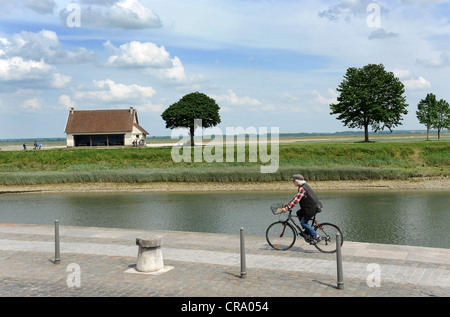 Mann Reiten Fahrrad entlang Fluss Somme in der Baie de Somme St Valery Sur Somme Picardie Frankreich Stockfoto