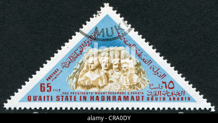 HADHRAMAUT - ca. 1968: Briefmarken gedruckt in Hadhramaut, zeigt Mount Rushmore National Memorial, USA, ca. 1968 Stockfoto