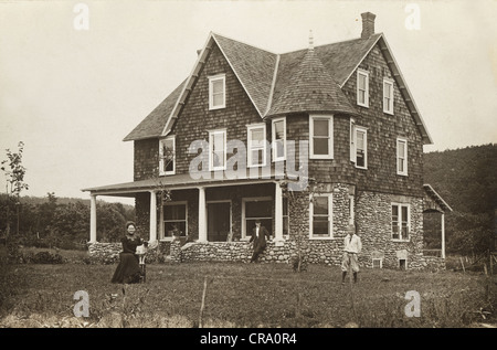 Familie vor große viktorianische Residenz Stockfoto