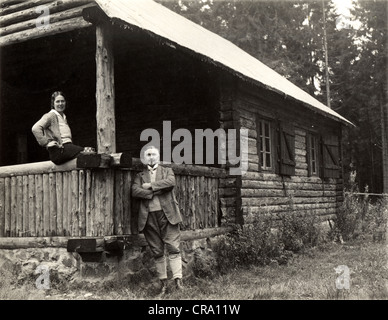 Stilvoll zu zweit am Log Cabin in the Woods Stockfoto