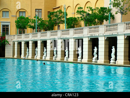 Linie der Statuen mit Blick auf schöne Pool im historischen Biltmore Hotel Coral Gables Miami Florida Stockfoto